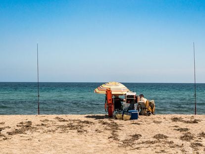 Bañistas y pescadores en la playa de Puntas de Calnegre, ubicada en el pequeño pueblo del mismo nombre, en la Costa Cálida (Región de Murcia).