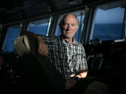 Joel Stewart, capitán del 'Rainbow Warrior', en el puente de mando del buque de Greenpeace.
