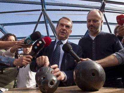 El alcalde de Vigo, Abel Caballero muestra el fallo detectado en las bolas que sustentan la malla de la estructura de la cubierta que cierra la grada de Río de Balaídos.