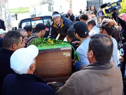 Familiares de una de las v&iacute;ctimas del atentado en T&uacute;nez portan su ata&uacute;d, el domingo. 
