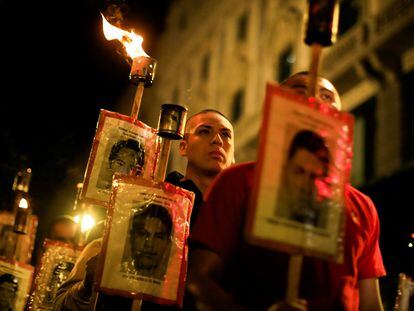 Estudiantes de la Normal de Ayotzinapa marchan por las calles de Ciudad de México el 3 de marzo de 2024.