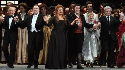 El reparto de Andrea Chénier, con el director Riccardo Chailly (segundo por la izquierda) y Anna Netrebko (en el centro).