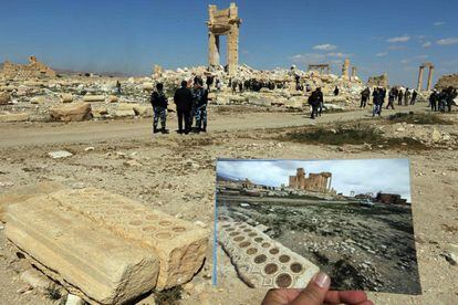 Vista general tomada del Templo de Bel tomada el 31 de marzo de 2016 mientras el fotógrafo sostiene una imagen tomada el 14 de marzo de 2014.