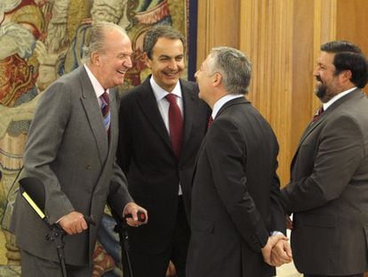 El Rey, apoyado en unas muletas, bromea con José Blanco, José Luis Rodríguez Zapatero y Francisco Caamaño en La Zarzuela.