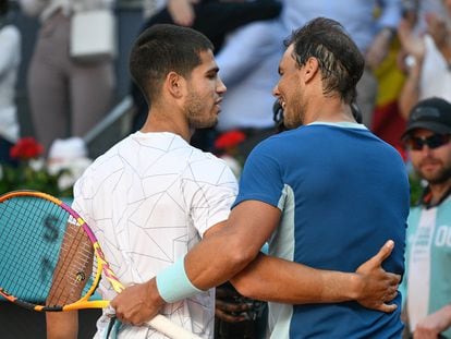 Carlos Alcaraz y Rafael Nadal se saludan tras su partido en el Masters 1000 de Madrid.