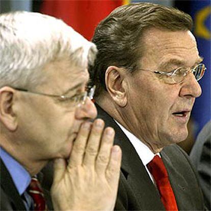 El ministro de Exteriores, Fischer (a la izquierda), ayer junto al canciller Schröder.