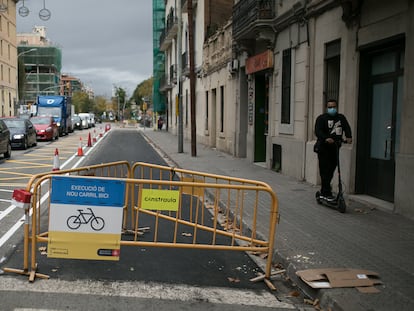 La calle Aragó ha perdido un carril de circulación para vehículos con la creación de un carril bici.
