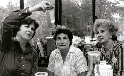 Marie-Claire King, a la izquierda, con las líderes de las Abuelas de la Plaza de Mayo en una fotografía de archivo.