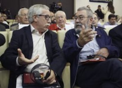 Ignacio Fernández Toxo (i) actual Secretario General de Comisiones Obreras, y Cándido Méndez, Secretario general de UGT, en una jornada en la que se debaten las recomendaciones de la Organización Internacional del Trabajo (OIT) para mejorar el mercado laboral español.