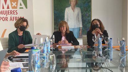 La presidenta de la Fundación Mujeres por África, María Teresa Fernández de la Vega (centro), durante la presentación de la cumbre 'Los puentes de las mujeres. Propuestas desde el Sur para el cambio global', el 19 de abril en Madrid.