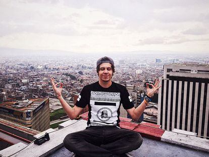 ElRubius meditando en Bogotá, en una imagen publicada en su cuenta de Twitter.