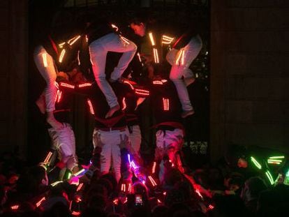 Uno de los castells lum&iacute;nicos levantado ayer en la Pla&ccedil;a de Sant Jaume.