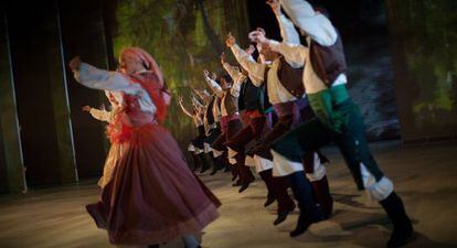 Bailarines del Ballet Nacional durante un pasaje de 'Sorolla'.