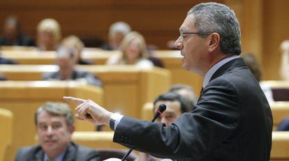 El ministro de Justicia, Alberto Ruiz-Gallardón, durante una de sus intervenciones en la sesión de control al Gobierno, que se ha celebrado este martes en el Senado
