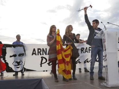 Los liberados por el &#039;caso Bateraguna&#039; Arkaitz Rodr&iacute;guez (levanta unas rosas), Sonia Jacinto y Mitren Zabaleta (portan una estelada) son homenajeados al t&eacute;rmino de la manifestaci&oacute;n por la libertad de Otegi.