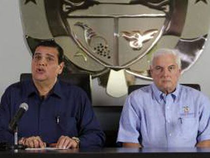 El mandatario panameño, Ricardo Martinelli (d), y el presidente de la Asamblea Nacional, Sergio Gálvez (i), firman la derogación de una ley que permitía la privatización de los terrenos de la Zona Libre de Colón, en Ciudad de Panamá (Panamá).