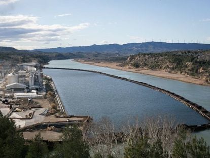 Complejo qu&iacute;mico de Ercros, junto a los diques que limitan la parte contaminada del pantano de Flix.
 