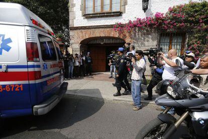 Una ambulancia traslada a Garc&iacute;a M&aacute;rquez a su casa, la semana pasada