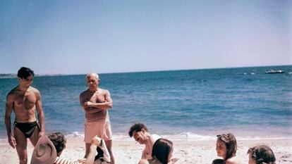 Picasso, en la playa con familiares y amigos en las cercanías de Cannes.