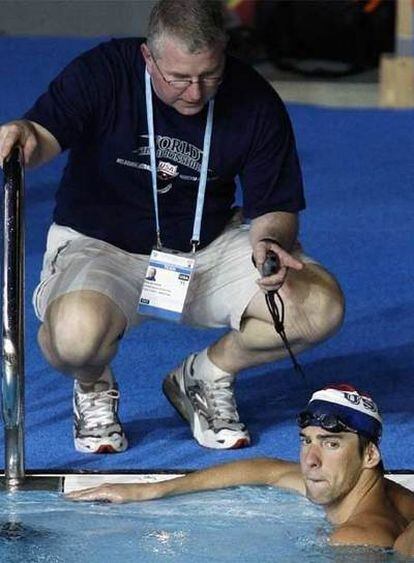 Bob Bowman da instrucciones a Michael Phelps en un entrenamiento en Melbourne en 2007.