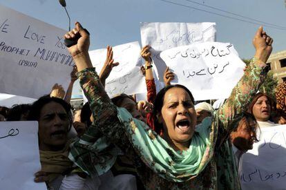 Manifestantes gritan consignas durante una protesta en contra de la pel&iacute;cula &#039;La inocencia de los musulmanes&#039; en Pakist&aacute;n 