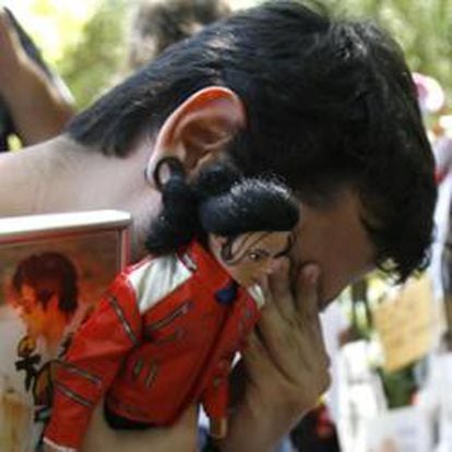 Los seguidores de Michael Jackson lloran la muerte del cantante.