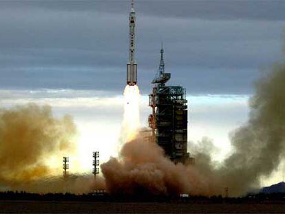 Despegue del cohete <i>Larga Marcha</i> desde la base de Jiuquan. El cohete impulsó ayer la nave <i>Shenzhou VI</i> hasta su órbita a 340 kilómetros de altura.