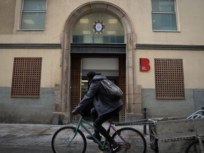 Un ciclista pasa por delante de la nueva comisaría de la Guardia Urbana en Ciutat Vella.