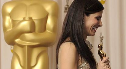 La actriz estadounidense Sandra Bullock posa para los fotógrafos con su Oscar a la Mejor Actriz por su papel en 'The Blind Side'
