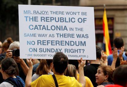 Un hombre sostiene una pancarta durante la jornada de huelga convocada en Cataluña.