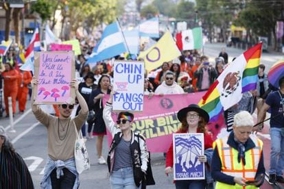 Un groupe de personnes participe à la Trans March annuelle à San Francisco, le vendredi 23 juin 2023.