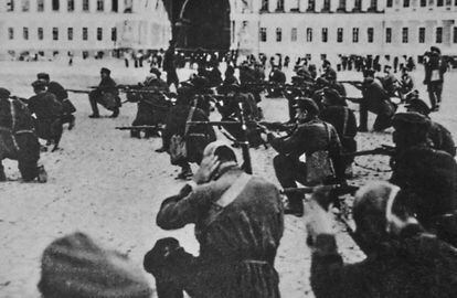 Revolucionarios durante el asedio al Palacio de Invierno en Petrogrado el 7 de noviembre de 1917. Petrogrado fue renombrada como Leningrado tras la revolución y en 1991 pasó a denominarse San Petersburgo.