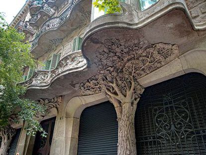 Fachada de la casa Antonia Bur&eacute;s, en Barcelona, obra de Juli Batllevell.