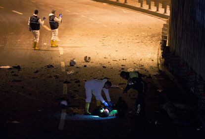 La policía turca junto al cadáver de un policía tras la explosión de un coche bomba en el exterior del estadio Besiktas en Estambul (Turquía).