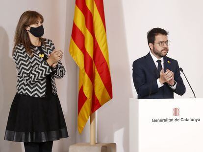 La presidenta del Parlament, Laura Borràs, junto al presidente de la Generalitat, Pere Aragonès, durante el acto de toma de posesión de los nuevos consejeros, el pasado 26 de mayo.