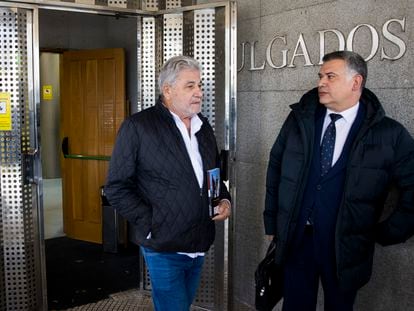 El exnarco Laureano Oubiña, a la izquierda, este martes en los juzgados de Vilagarcía junto a su abogado.