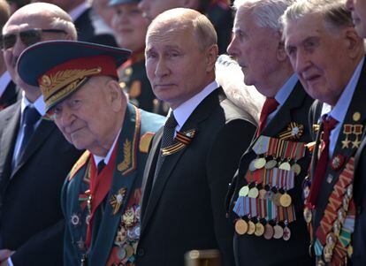 El presidente ruso, Vladímir Putin, junto a varios veteranos de la II Guerra Mundial, el pasado 24 de junio durante el desfile del Día de la Victoria.