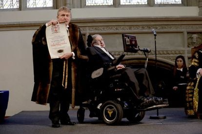 Stephen Hawking recibe la 'Libertad Honoraria de la Ciudad de Londres' del Chamberlain de la City de Londres, Peter Kane, el 6 de marzo de 2017.