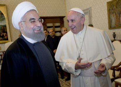 El papa Francisco y el presidente iraní, Hassan Rouhani, durante su audiencia privada en el Vaticano, en enero de 2016.