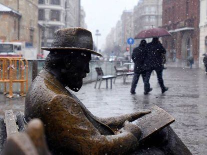 Una escultura de León durante la nevada caída ayer.