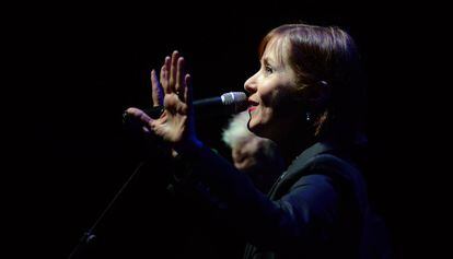 Suzanne Vega, durant la seva actuació divendres al Teatre-Auditori de Sant Cugat del Vallès.