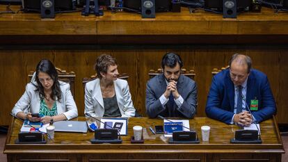 El abogado Ángel Valencia (derecha), junto a la ministra del Interior Carolina Toha (segunda de izquierda a derecha), durante su ratificación como Fiscal Nacional, el 9 de enero de 2023.