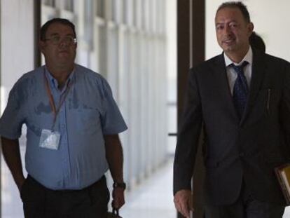 El ex director general de Trabajo, Daniel Rivera, antes de comparecer en la comisión de investigación sobre los ERE.