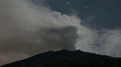 Fotografía de archivo del volcán Galeras, situado a unos 700 kilómetros de Bogotá y a una altitud de 4.276 metros.