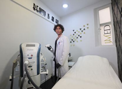 Sergio Fernandez, médico miembro de la Sociedad Española de Medicina Estética en su consulta privada de Madrid.
