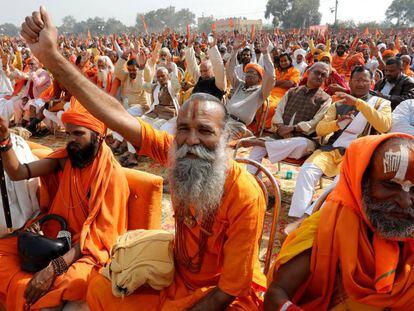 Fundamentalistas hindúes, durante una ceremonia religiosa, a finales de noviembre en Ayodhya.