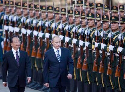 Vladímir Putin y Wen Jiabao pasan revista a una guardia de honor en Pekín.