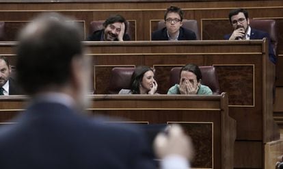 Los diputados de Unidos Podemos, Irene Montero y Pablo Iglesias, gesticulaban ante una intervención del presidente Rajoy en el Congreso de los Diputados, el 17 de mayo de 2017. 
