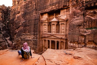 Una turista contempla el Tesoro de Petra, en Jordania.