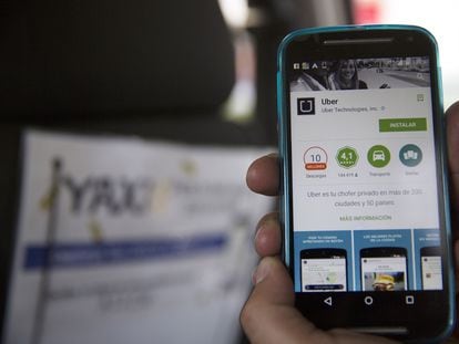 Un hombre se dispone a usar la aplicación de Uber en su teléfono móvil, en 2015 en México.